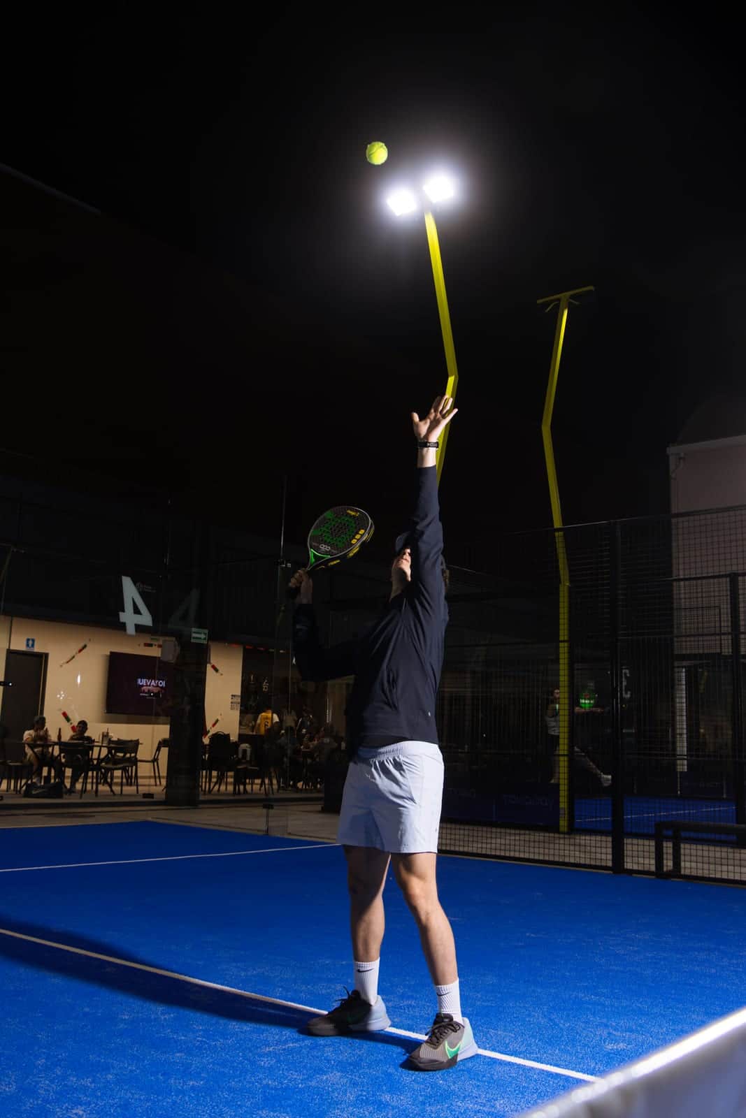 Saque nocturno en la cancha