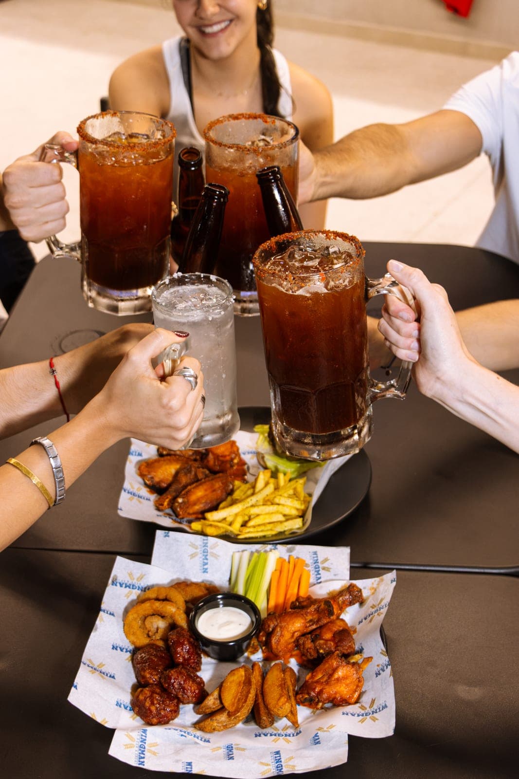 Brindis con alitas y bebidas
