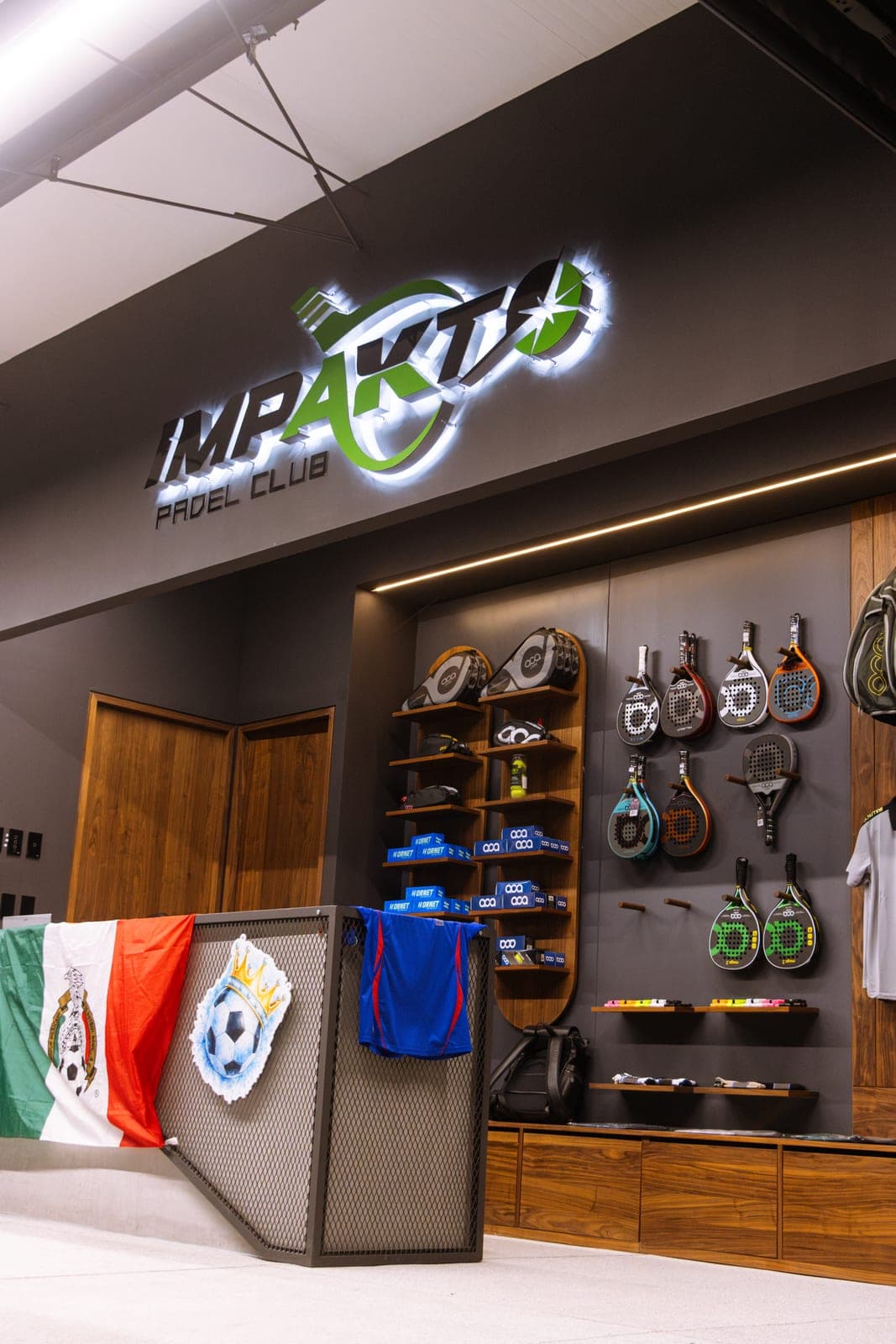Entrada del pro shop de Impakto